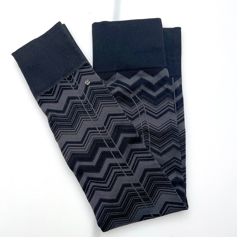 LULULEMON CHEVERON PATTERN KNIT LEGGINGS
